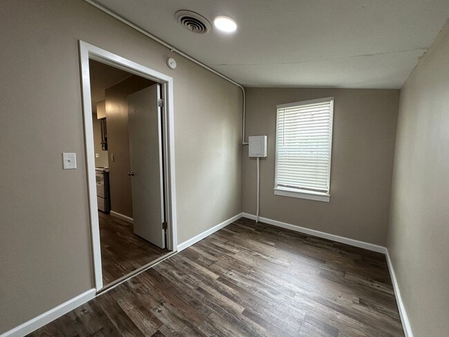 Photo - 2 Bedroom, 1 Bathroom Upper Level Apartment!