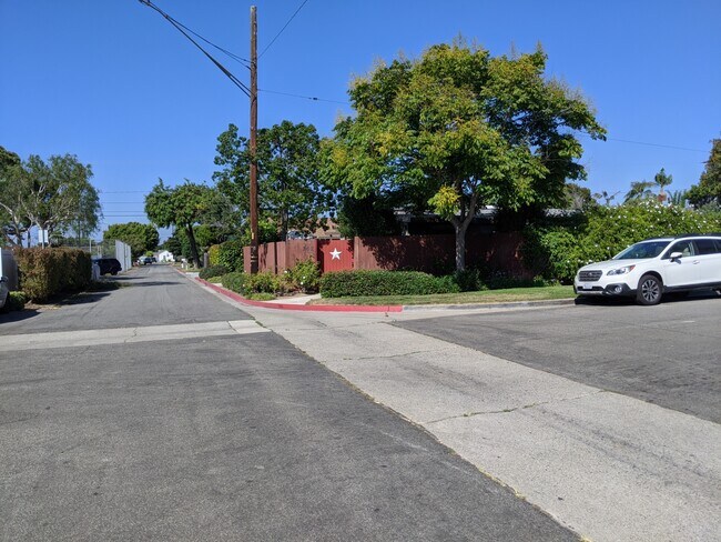 Corner view - 252 Walnut St Unit Apartment B