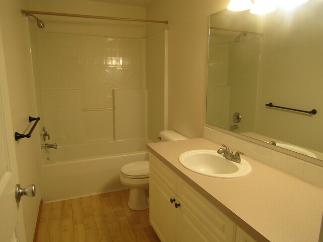 Photo - 2 Bed 2.5 Bath Townhouse with Lake access