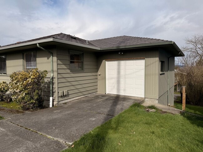 Photo - Spacious 5+bd/2.75 bath home on WWU bus route