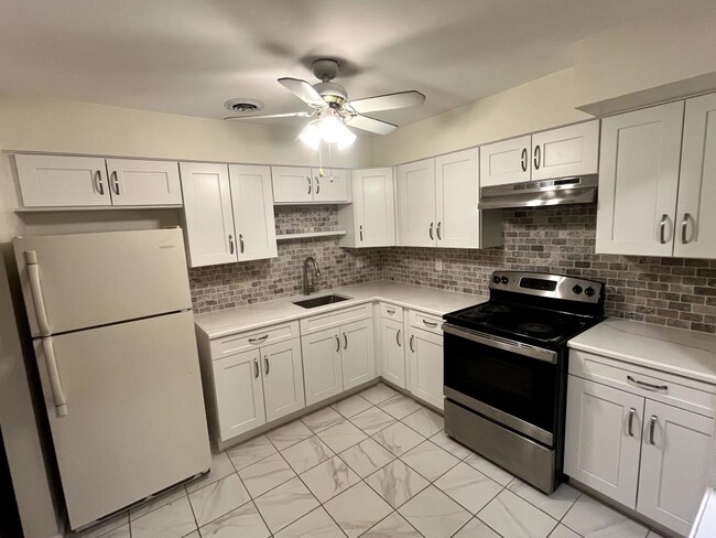 Building Photo - 44 W 56th St