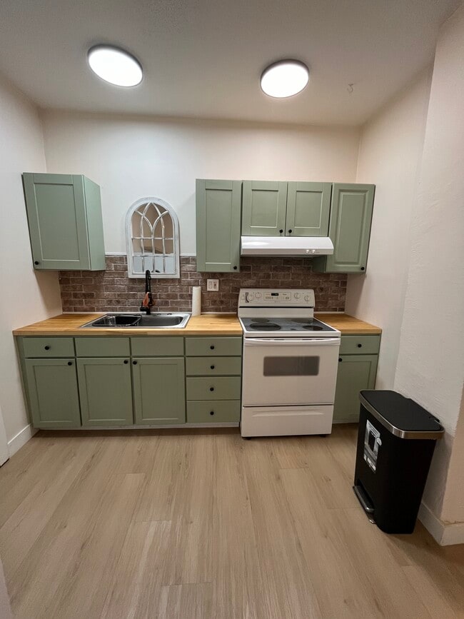 Kitchen - 230 N 700 W