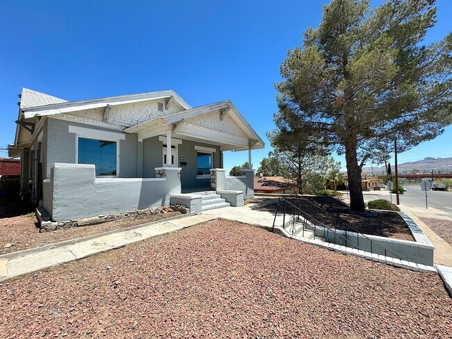 Photo - Sunset Heights Historic Home - 3Bed Refrig...