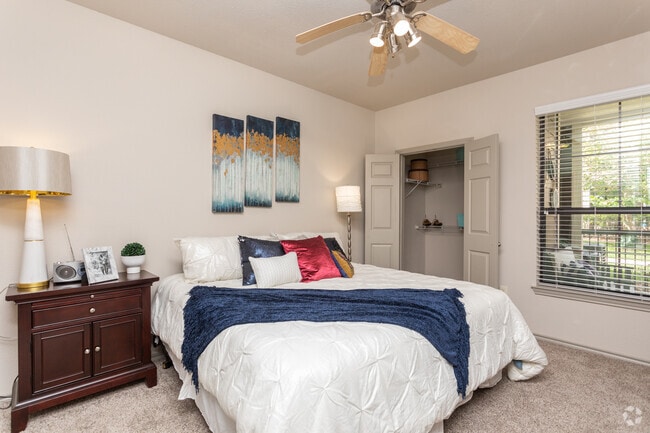 2BR, 2BA - 1100SF