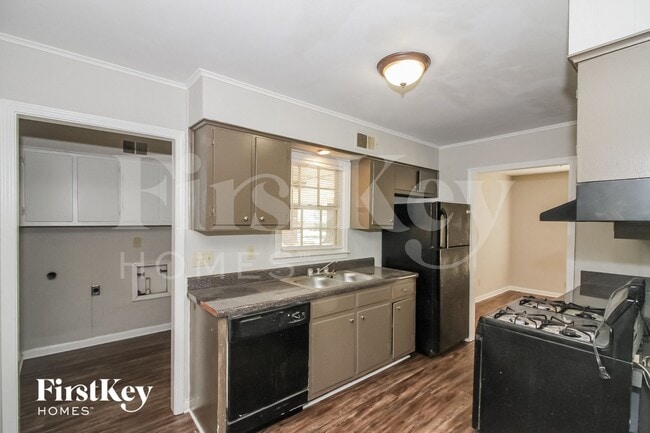 Photo - 2036 St James Dr