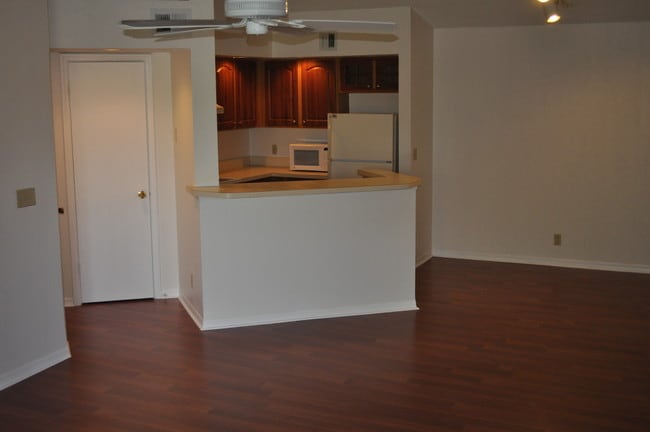 Building Photo - 3450 Pinewalk Dr N Unit 438