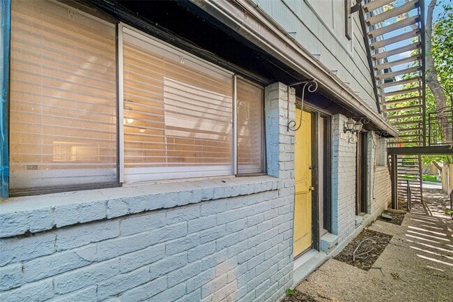 Photo - 2413 Leon St Unit 104