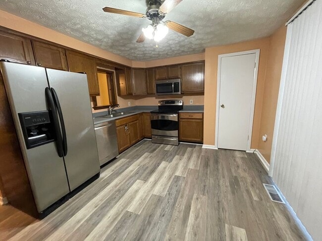 Photo - 112 E 4th St