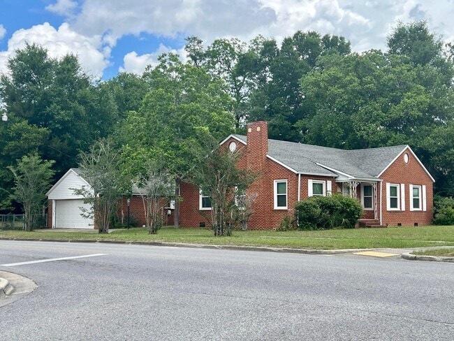Building Photo - 215 Live Oak Ave W Rental
