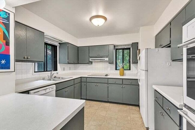 Photo - 1422 S River Rd