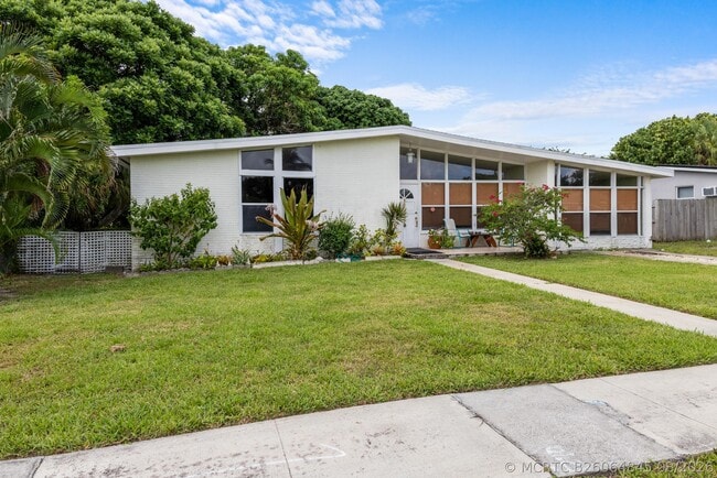 Building Photo - 642 W Ocean Ave