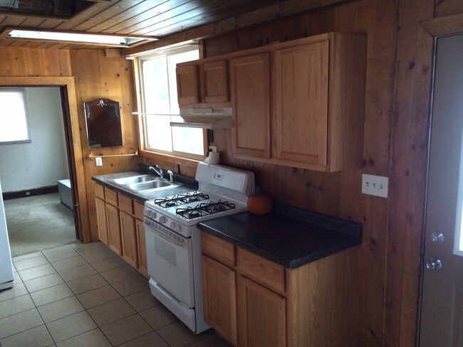 Building Photo - 401 E Ryan Rd