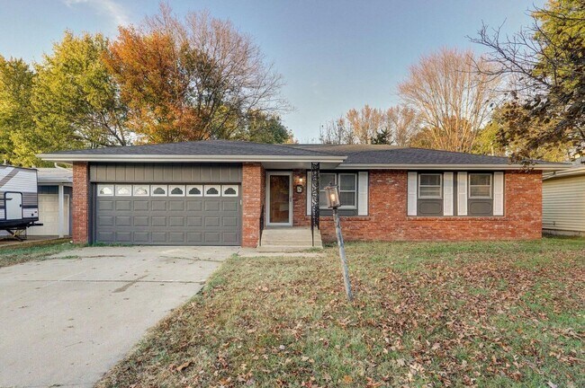 Building Photo - 3 Bedroom | 2 Bathroom | 2 Car Garage | Springfield MO | Fenced Back Yard!