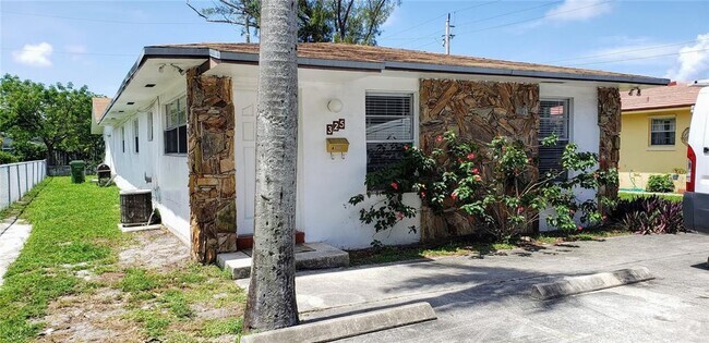 Building Photo - 325 SE 2nd St Unit A Rental