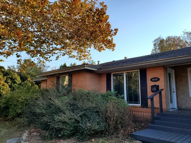 Building Photo - 9530 Ash Creek Dr
