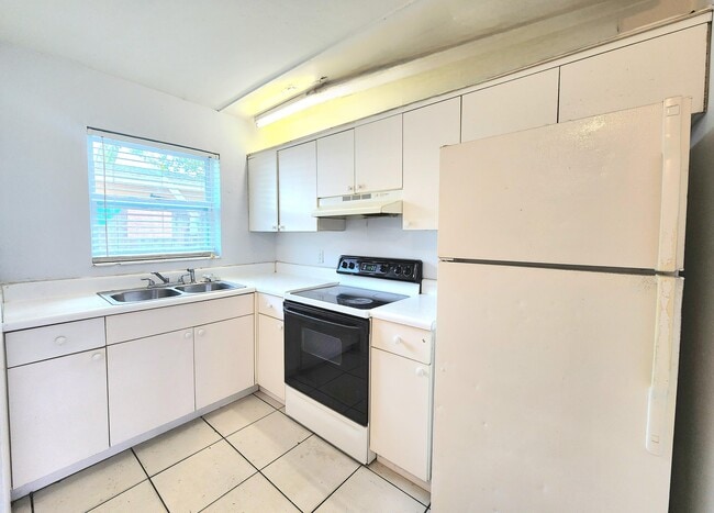 Building Photo - 215 SW 1st Ct Unit 1-2