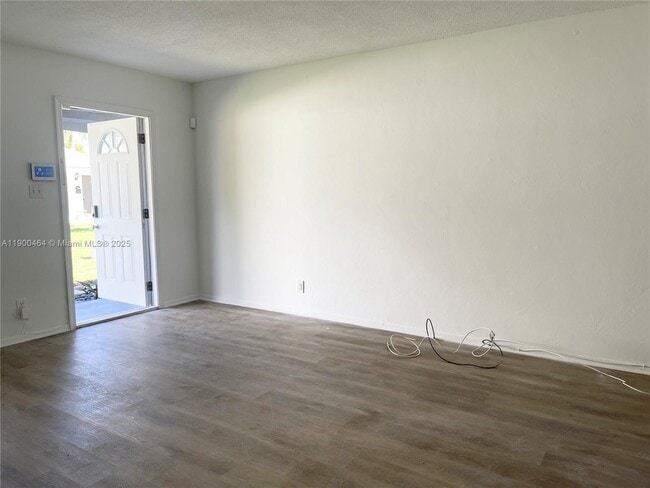 Photo - 5821 NE 18th Ave Unidad 3