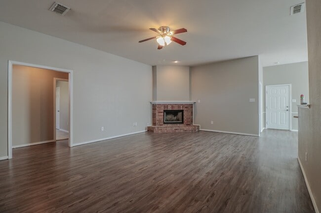 Photo - 4Bed/2Bath Available 11/10 !