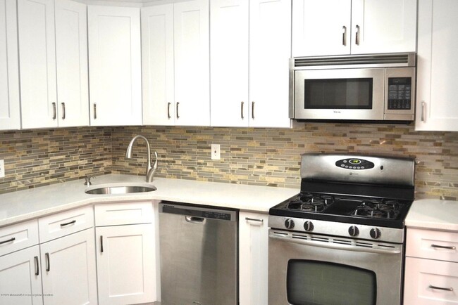 Building Photo - 15 Interlaken Ct Rental