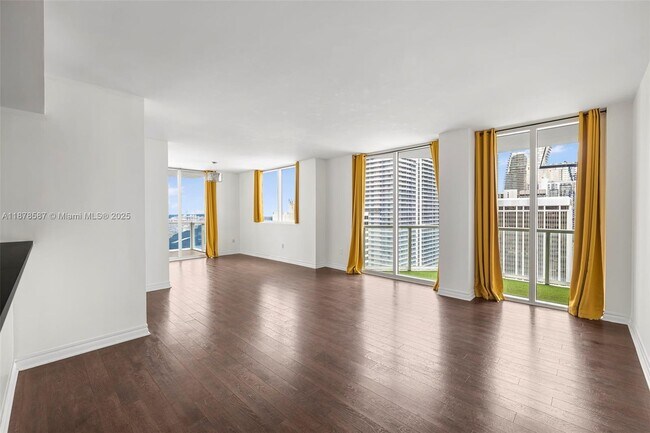 Photo - 253 NE 2nd St Unidad 3309 + DEN