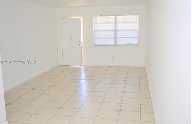 Building Photo - 1350 NE 119th St Unit 135019