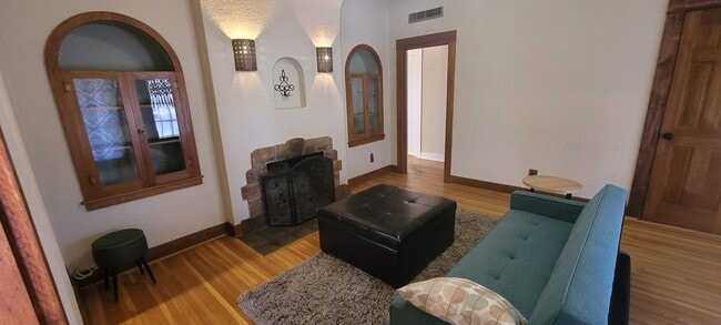 Photo - 704 E 4th St Unidad Bungalow