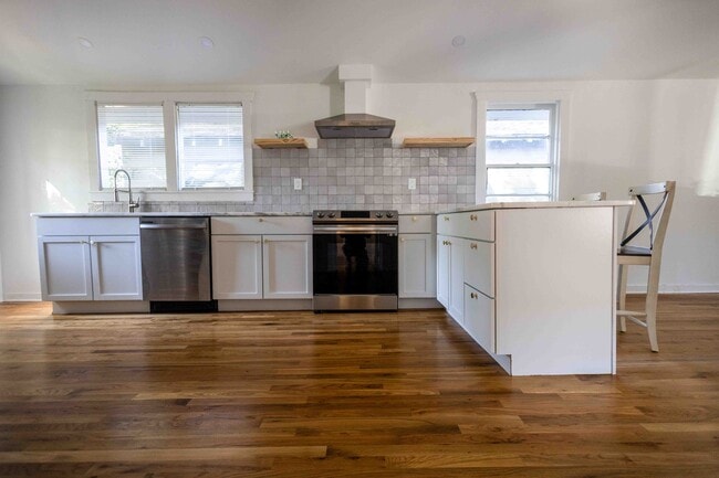 Photo - 731 E 34th St