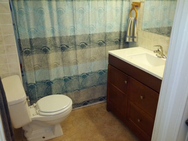 Full bath - 2707 Delaware St SE Unit 2707