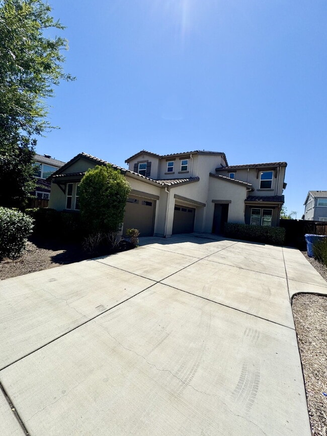 Building Photo - Freshly Painted 4 Bedroom Home with 3-Car Garage in Brentwood