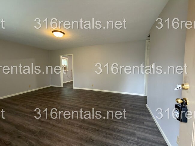 Photo - 231 E Larry St