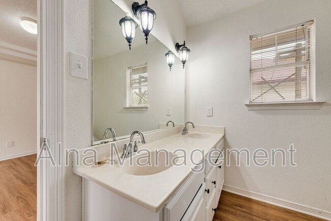 Photo - 1304 Riverview Ln