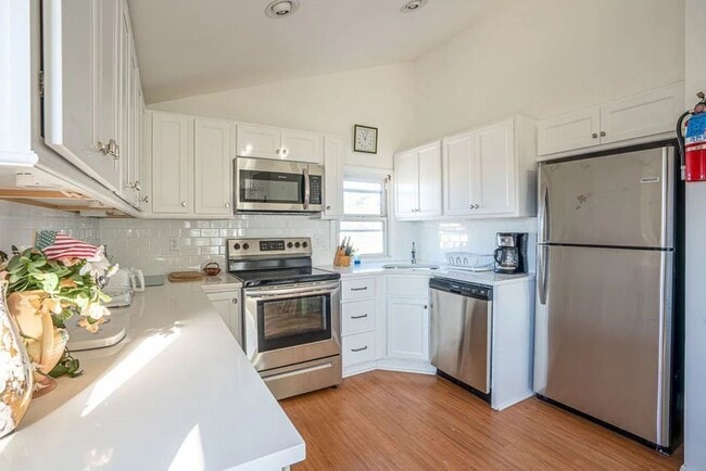 9 28th St E Unit 2 (WINTER RENTAL ONLY)