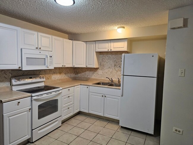 Building Photo - Price reduced!!-Cozy 1 bedroom garden leve... Unit 9
