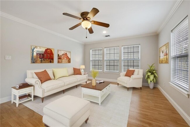 Photo - 714 E 45th St