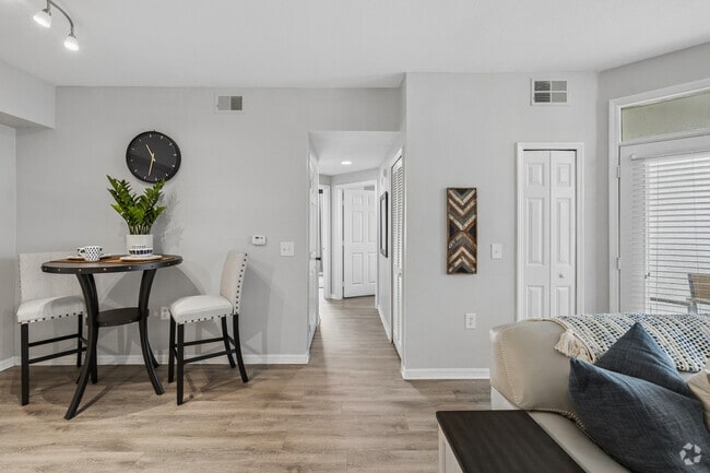 B4 2BR, 2BA - 928SF