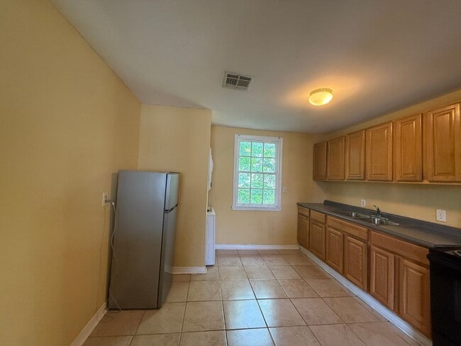 Photo - 1559 Senate St