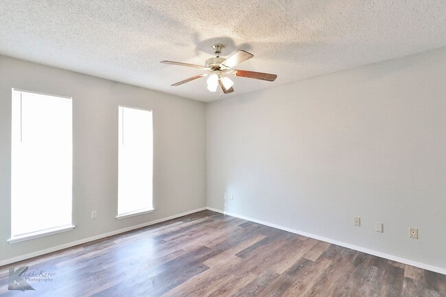 Photo - 3/2 REMODEL in 2024!