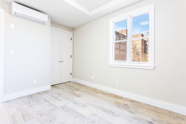 Photo - 800 Empire Blvd Unidad 4G