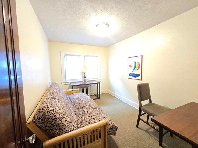 Photo - 1913 Douglas St