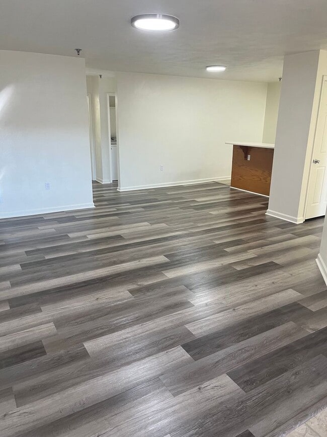 Building Photo - 4 Bedroom 2 Bathroom 1st Floor Unit 20