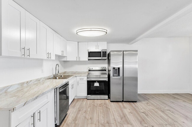 Building Photo - 1052 Hythe A Unit Boca Raton