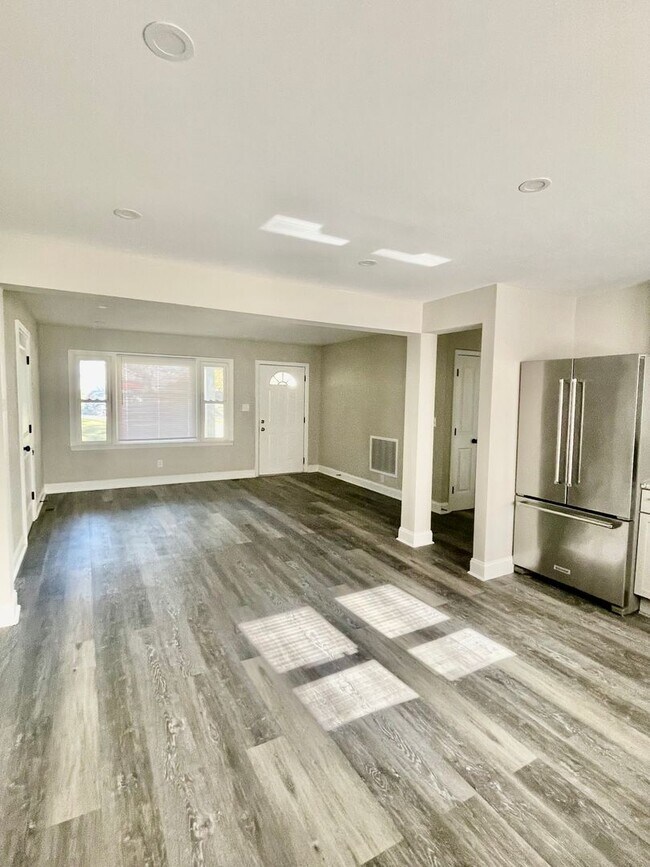 to this beautiful 4 bedroom, 2 bat... House House Rental in