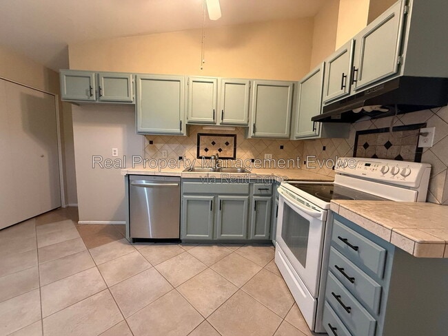 Photo - 513 E Wickieup Ln