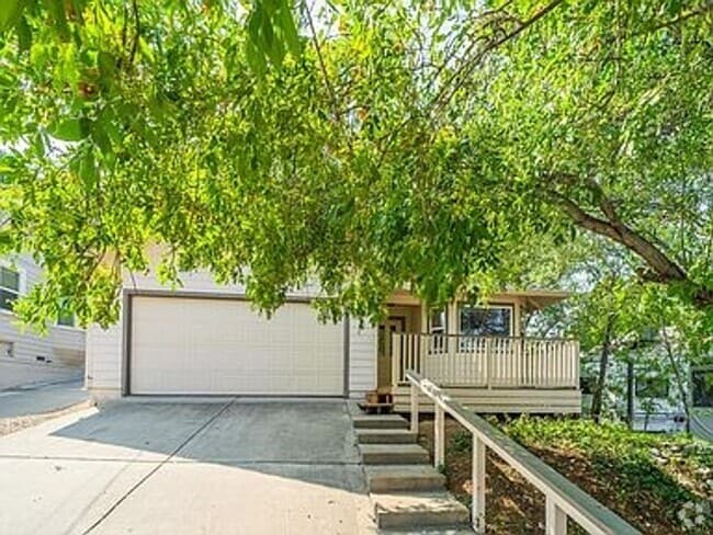 Building Photo - Cute 3 bedroom/2 bath downtown home!