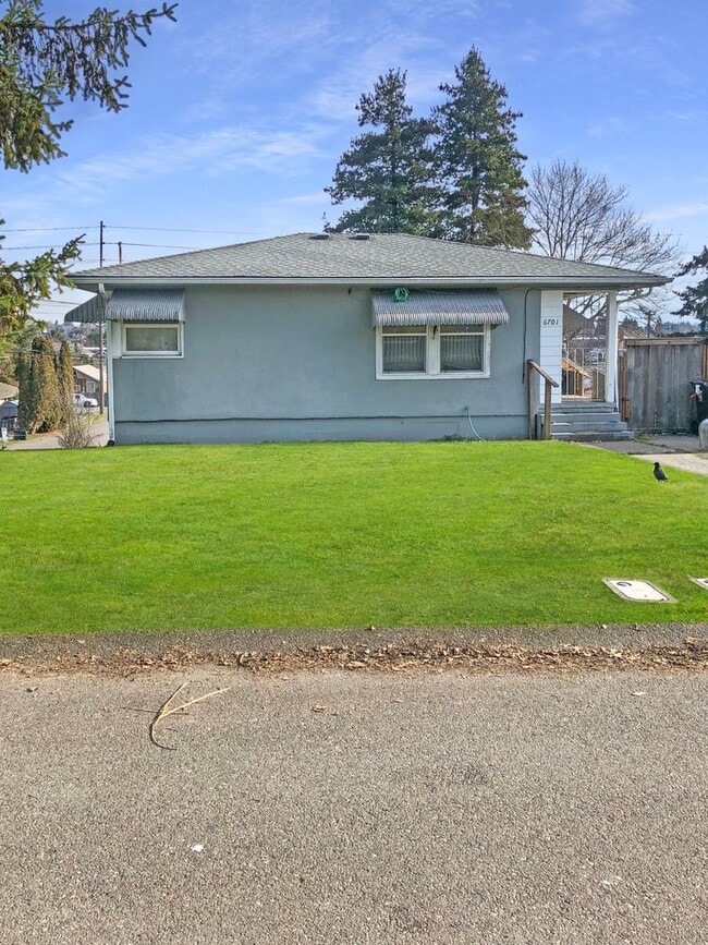 Building Photo - Nicely Updated 3/1 Tacoma Duplex Unit B