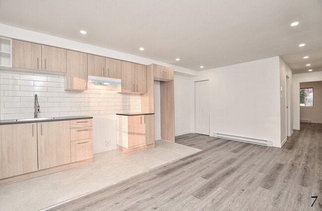 Building Photo - 6395 R. Villeneuve Unit 3