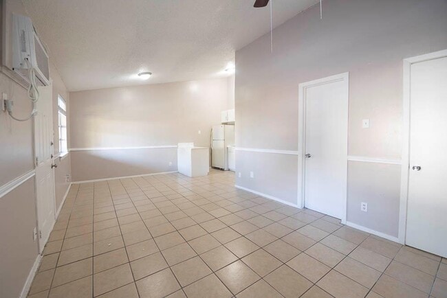 Photo - 1300 Parker Ln Unit 202