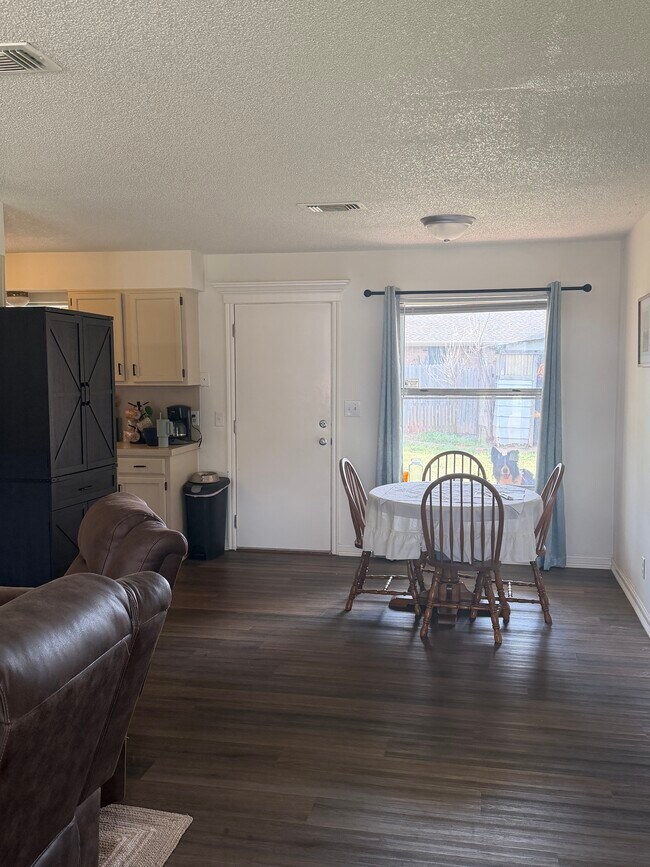 Photo - 927 E Krayler Ave