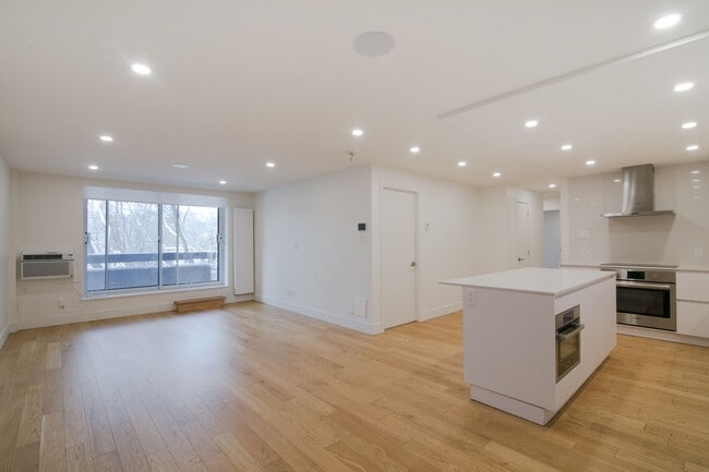 Building Photo - 4800 Maisonneuve Blvd W Unit 512