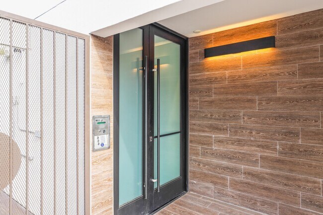 Front Entrance of Kings 126 - Kings Beverly by Wiseman